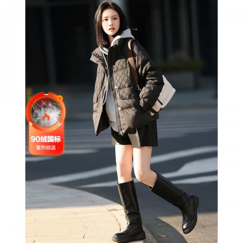 肌理感短款羽绒服