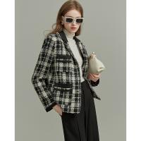 优雅格纹外套