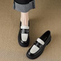 2024年春季新款简约百搭英伦风金色马鞍扣圆头深口乐福鞋女单鞋