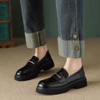 2024年春季新款简约百搭英伦风金色马鞍扣圆头深口乐福鞋女单鞋