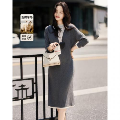 【含绵羊毛】秋季假两件拼色深V半高领垫肩宽松藏肉气质女连衣裙