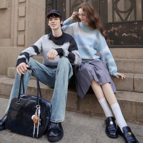 唐狮2026秋冬季情侣毛衣女圆领套头精致刺绣字母渐变超好看毛线衫