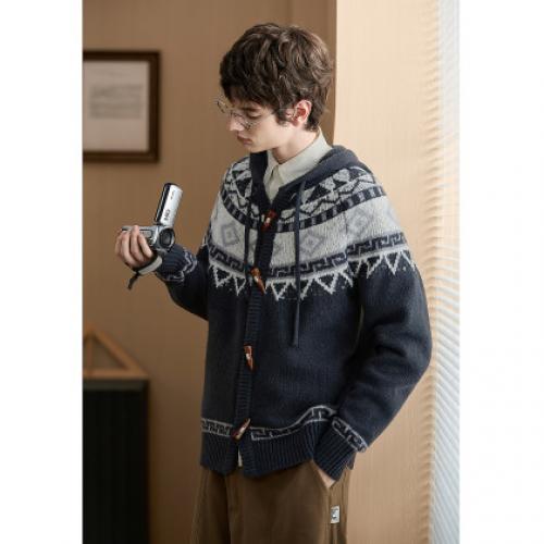 唐狮2026秋冬季男开衫毛衣连帽费尔岛设计感时尚仿牛角扣毛线衫