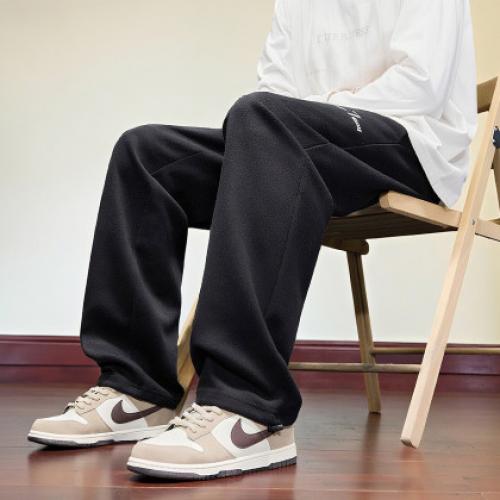 唐狮2026秋冬季休闲长裤男精致刺绣宽松运动风直筒裤子黑色男裤