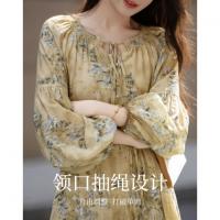 【城野漫旅】秋季浪漫抽绳V领印花灯笼袖宽松腰包扣女式连衣裙