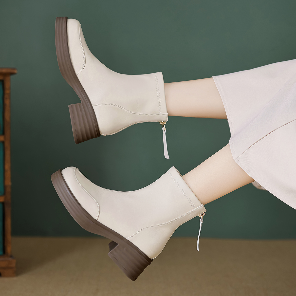 2023秋冬新款简约百搭纯色后拉链日常舒适圆头瘦瘦靴女靴